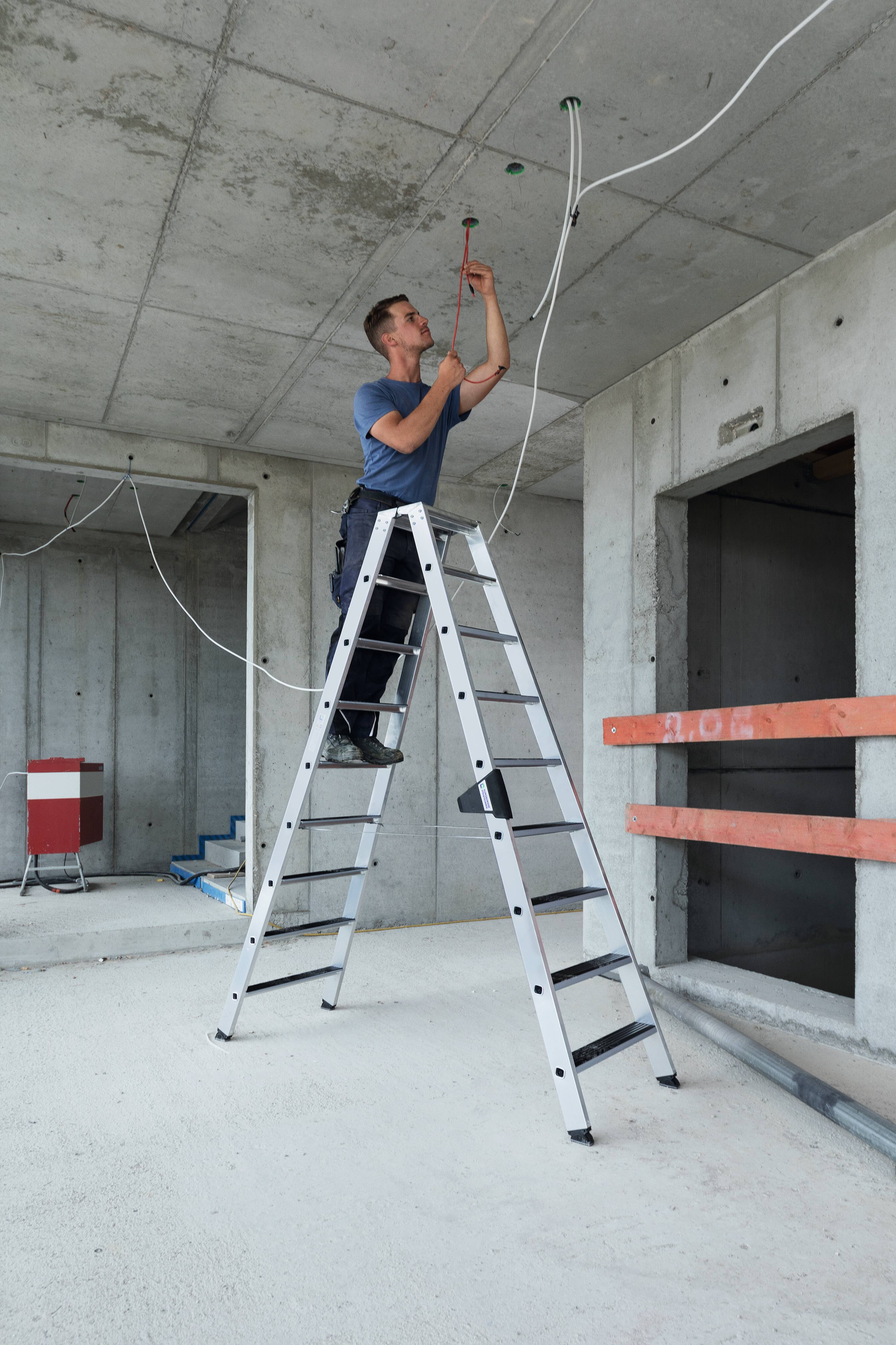 Günzburger Stufen-Stehleiter beidseitig begehbar mit clip-step