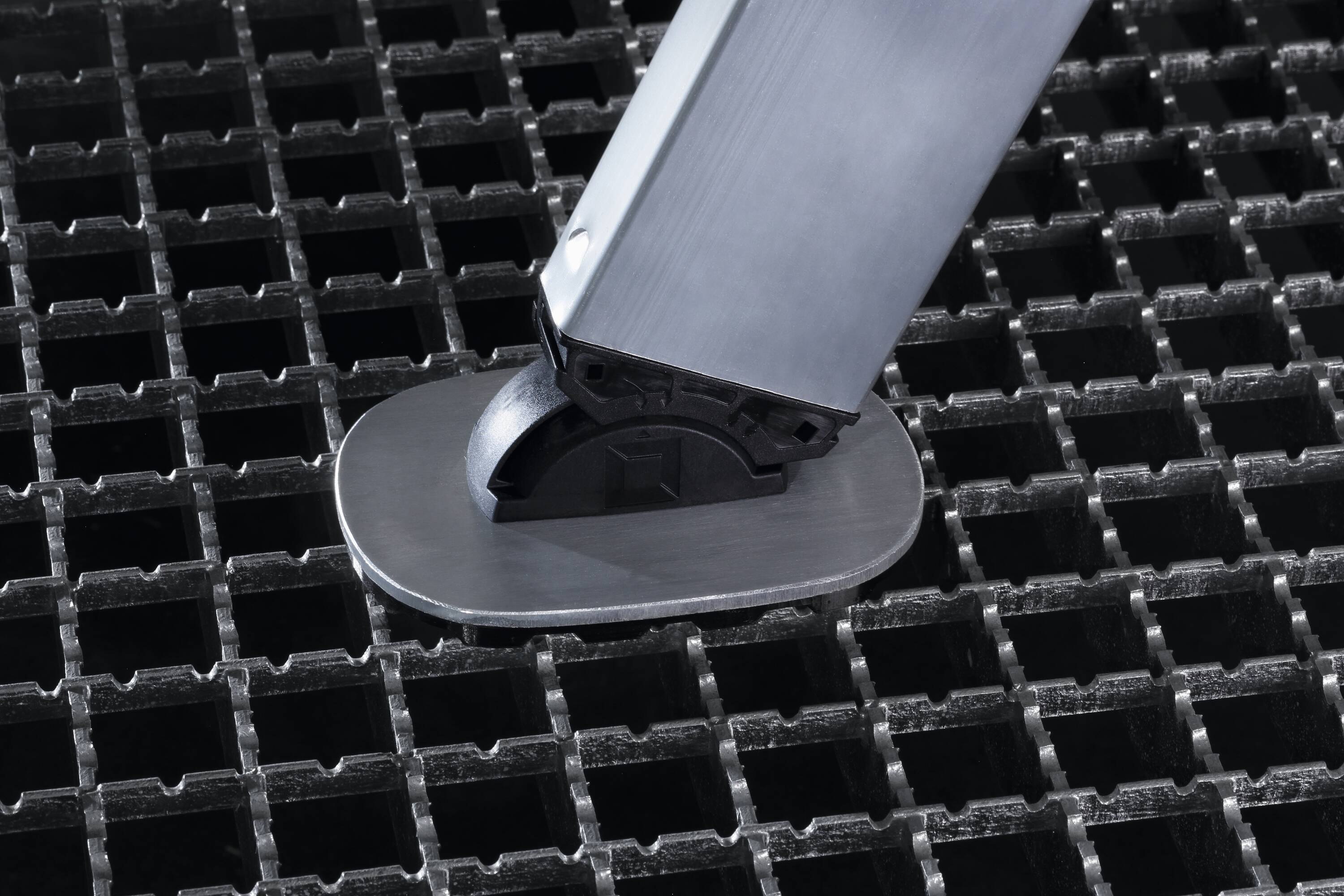 Günzburger nivello®-Fußplatte für Gitterroste