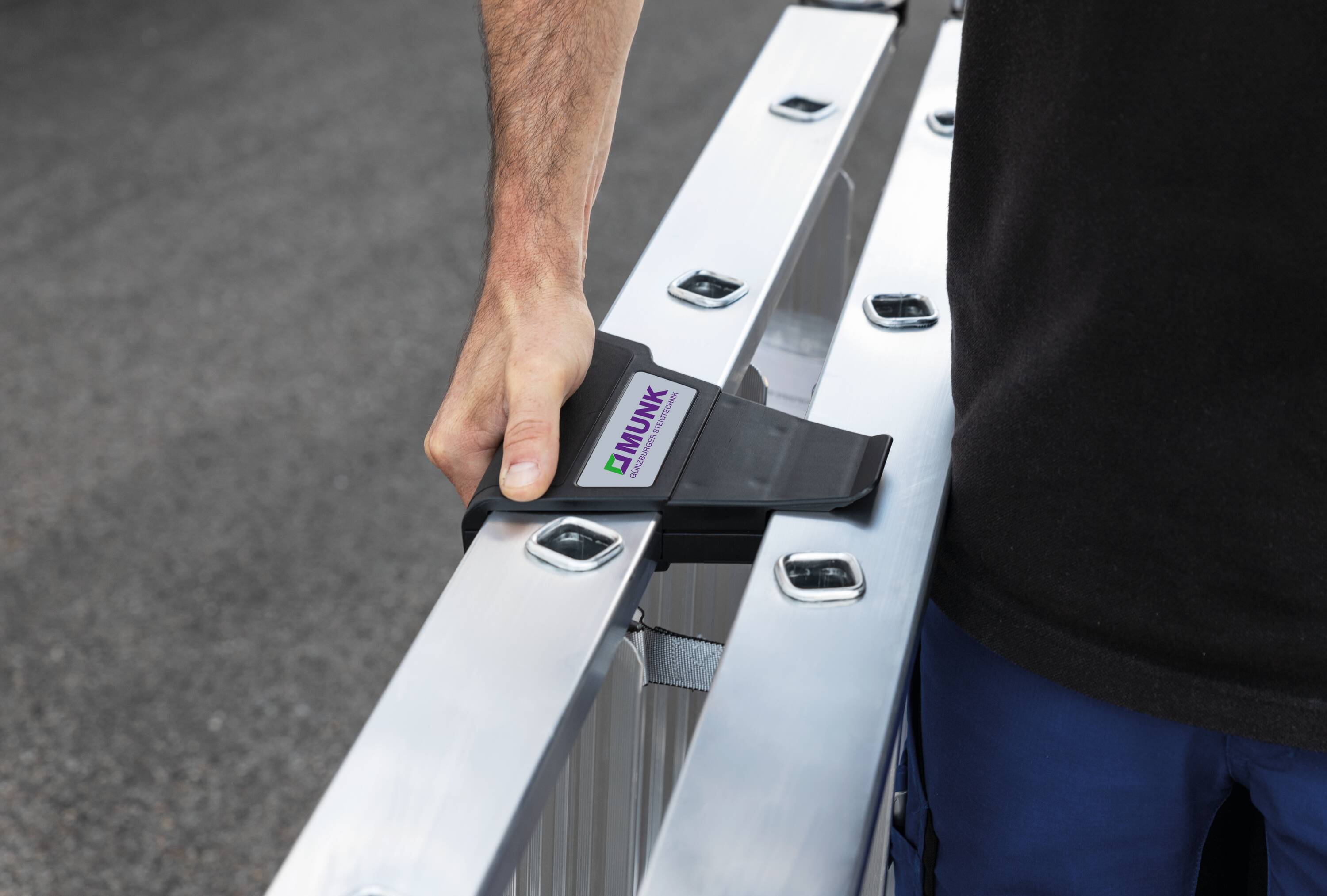 Günzburger Stufen-Stehleiter 250 kg einseitig begehbar mit clip-step R13 